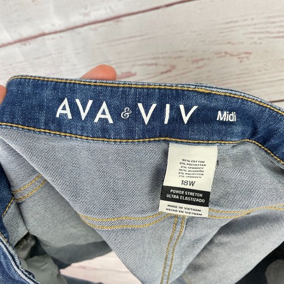 Ava & Viv Women's Blue Denim Power Stretch Midi Roll Cuff Shorts Plus Size 18W - Picture 4 of 9